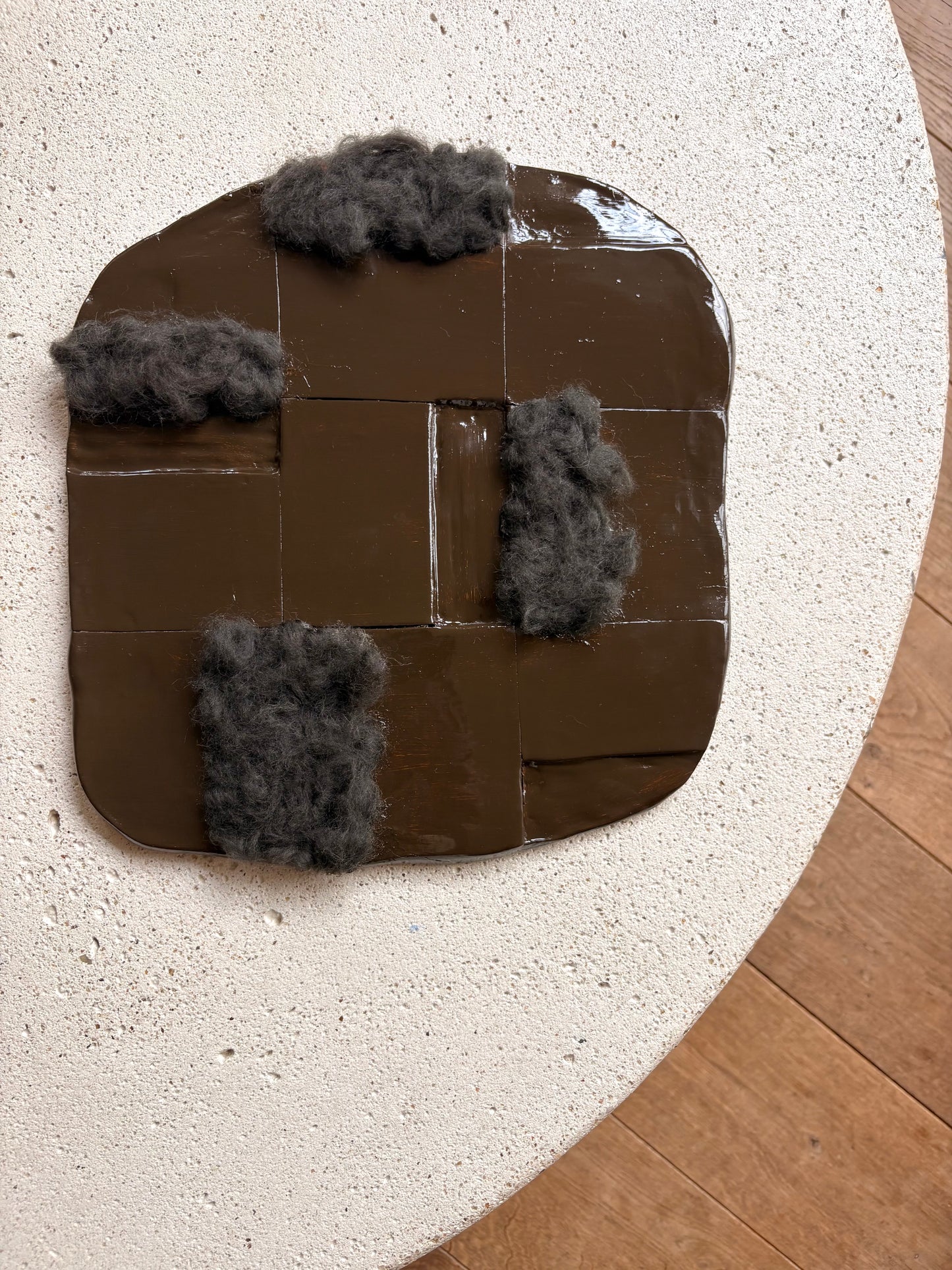 CUBIC . Sculpté . Brun