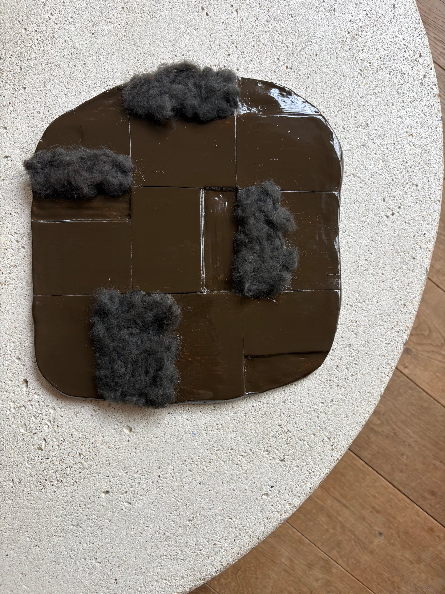 CUBIC . Brun Sculpté